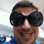 Cât de ieftin e Liviu Alexa Chitanțieru’? Foarte! Îl poți avea o lună cu 230 de lei fără TVA în rol de lingău de scame.