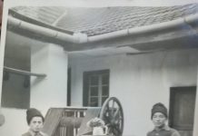 Tata. Copil. În curtea casei din Prilipeți. Noiembrie 1943